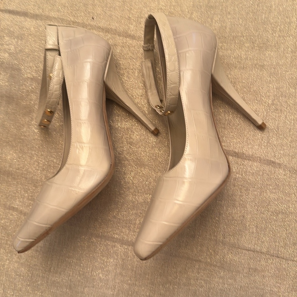 Burberry Beige Croc-Embossed Leather Ankle Strap Heels Size 40/ 9US - Picture 7 of 13